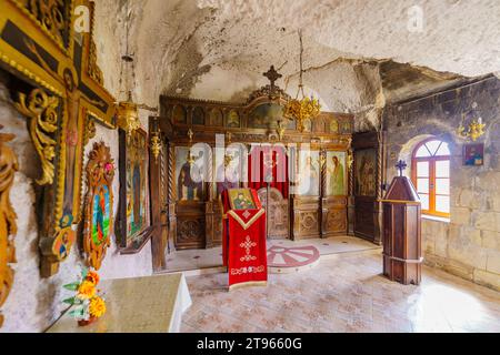 Basarbovo, Bulgarie - 17 septembre 2023 : vue du monastère de Saint Dimitar Basarbowski, un monastère de grotte orthodoxe bulgare, rivière Rusenski LOM, Banque D'Images