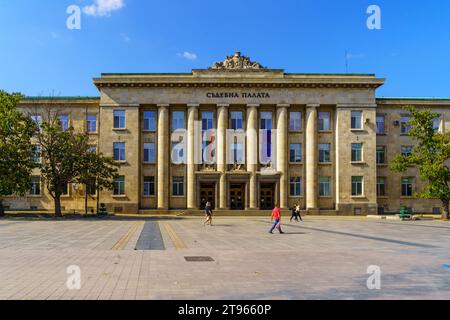 Ruse, Bulgarie - 17 septembre 2023 : vue du palais de justice, avec des habitants et des visiteurs, à Ruse, dans le nord-est de la Bulgarie Banque D'Images