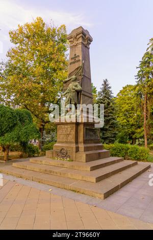 Ruse, Bulgarie - 17 septembre 2023 : vue au coucher du soleil du monument aux morts de la guerre serbo-bulgare, à Ruse, au nord-est de la Bulgarie Banque D'Images