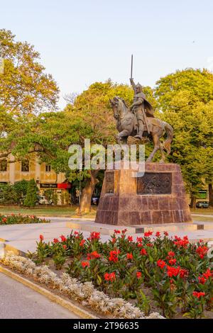 Varna, Bulgarie - 22 septembre 2023 : vue au coucher du soleil du monument du tsar Kaloyan, à Varna, Bulgarie Banque D'Images