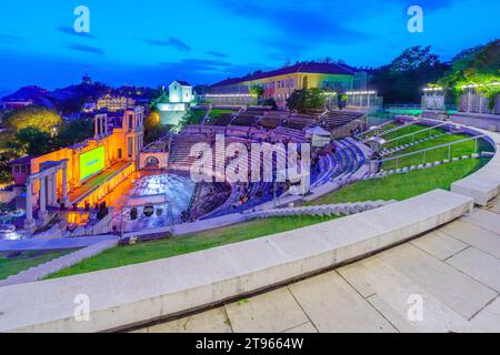 Plovdiv, Bulgarie - 24 septembre 2023 : vue en soirée de l'ancien théâtre romain de Philippopolis, avec des visiteurs, à Plovdiv, Bulgarie Banque D'Images