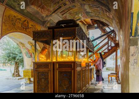 Bachkovo, Bulgarie - 26 septembre 2023 : vue des pèlerins allumant des bougies, dans le monastère Bachkovo de la Dormition de Theotokos, Bulg sud Banque D'Images