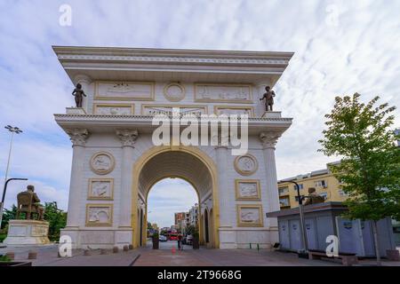 Skopje, Macédoine du Nord - 06 octobre 2023 : vue de l'Arc de Triomphe, avec des habitants et des visiteurs, à Skopje, Macédoine du Nord Banque D'Images