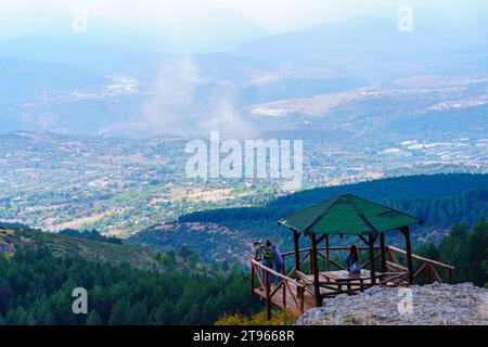 Skopje, Macédoine du Nord - 06 octobre 2023 : vue du pont d'observation avec des visiteurs, au sommet du mont Vodno, près de Skopje, Macédoine du Nord Banque D'Images