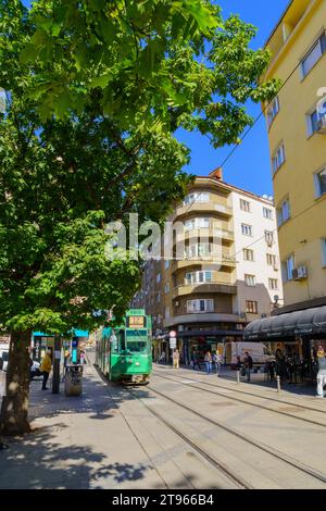 Sofia, Bulgarie - 09 octobre 2023 : scène de la place Slaveikov, avec un tram, des habitants et des visiteurs, à Sofia, Bulgarie Banque D'Images