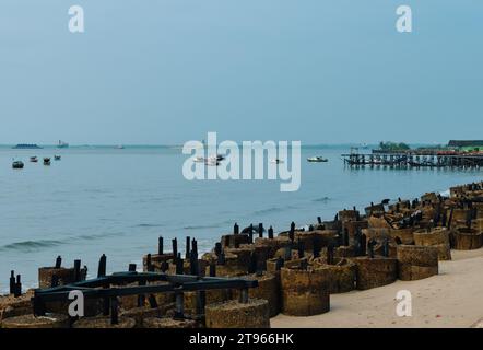 Bateaux de pêche le matin près de la jetée du marché dans la ville de Balikpapan Banque D'Images