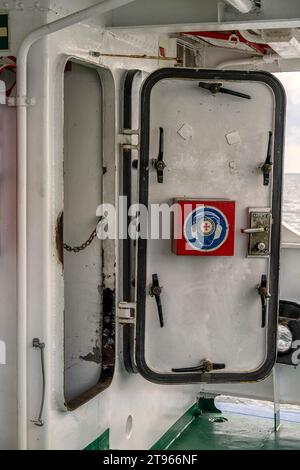 Porte en acier de la salle des machines sur un bateau d'excursion, mer Baltique, Ruegen, Mecklenburg-Vorpommen, Allemagne Banque D'Images