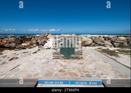 Marqueur géographique au Cap Agulhas, Cape Needle, point le plus méridional de l'Afrique et frontière entre les océans Atlantique et Indien, Cap occidental Banque D'Images