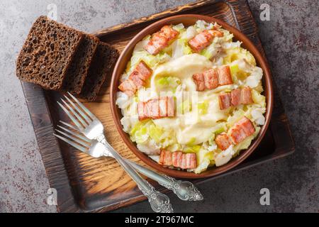 Norwegian Plukfisk est fait avec une morue de poisson blanc et une pomme de terre crémeuse en gros plan sur une assiette sur la table. Vue de dessus horizontale Banque D'Images
