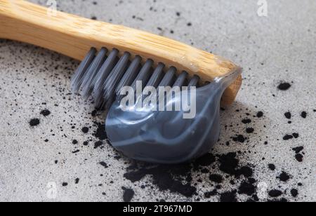 Dentifrice au charbon actif pour un sourire plus éclatant et plus blanc Banque D'Images