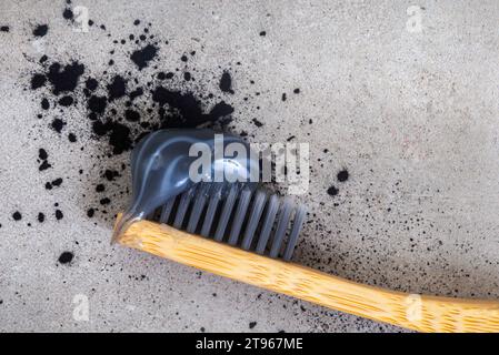 Dentifrice au charbon actif pour un sourire plus éclatant et plus blanc Banque D'Images