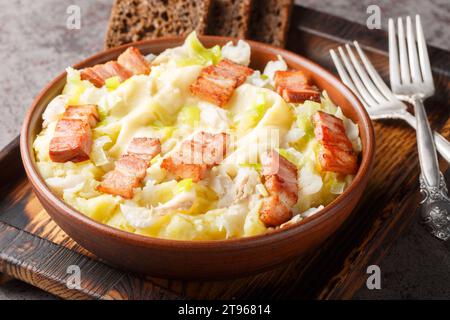 Norwegian Plukfisk est fait avec une morue de poisson blanc et une pomme de terre crémeuse en gros plan sur une assiette sur la table. Horizontal Banque D'Images