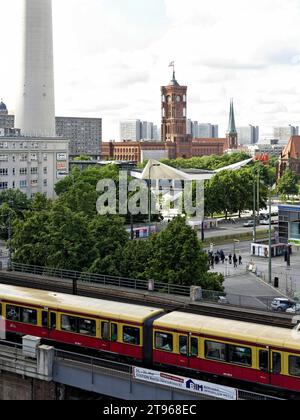 Hôtel de ville rouge, tour de télévision et bâtiments préfabriqués, Berlin, Allemagne Banque D'Images