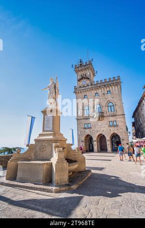 Statue de la liberté devant Palazzo Pubblico, ville de San Marino, Saint-Marin Banque D'Images