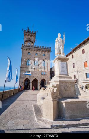 Statue de la liberté devant Palazzo Pubblico, ville de San Marino, Saint-Marin Banque D'Images