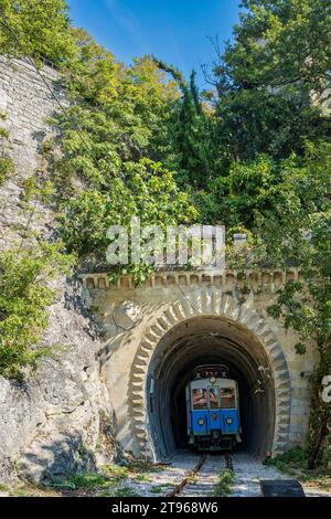 Wagon historique dans le tunnel, ville de San Marino, San Marino Banque D'Images