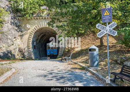 Wagon historique dans le tunnel, ville de San Marino, San Marino Banque D'Images