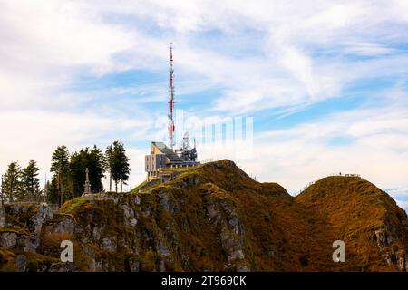 Belle station météorologique et de communication avec des arbres sur le pic de montagne dans une journée ensoleillée à Monte Generoso, Tessin, Suisse Banque D'Images