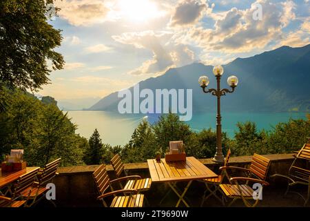 Restaurant terrasse vue depuis l'historique Grandhotel Giessbach avec vue sur la montagne et le lac de Brienz avec la lumière du soleil dans l'Oberland bernois, Berne Banque D'Images