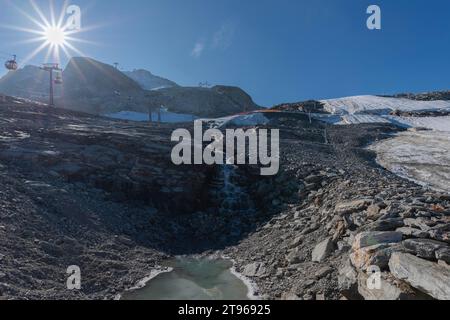 Gare intermédiaire Tuxer-Ferner-Haus (2) (2660m), Hintertux Glacier Railway, télécabine à deux roues, bus glacier, eau de fonte, Klinakrise, rétro-éclairage, ascenseur Banque D'Images