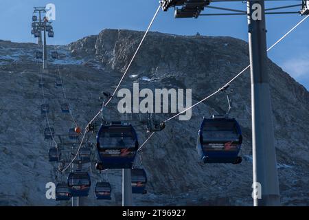 Gare intermédiaire Tuxer-Ferner-Haus (2.2660m), chemin de fer du glacier Hintertux, télécabine à deux roues, bus du glacier, système de remontée mécanique, gondole, Hintertux, Tuxertal Banque D'Images