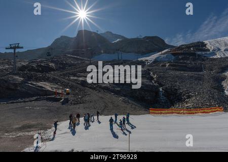 Station intermédiaire Tuxer-Ferner-Haus (2.2660m), chemin de fer du glacier Hintertux, piste de ski, skieur, télécabine à vélo, bus glacier, rétro-éclairage, ascenseur Banque D'Images