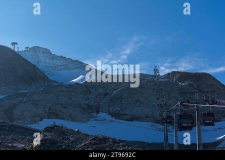 Gare intermédiaire Tuxer-Ferner-Haus (2) (2660m), chemin de fer du glacier Hintertux, fonte des glaciers, changement climatique, télécabine à deux roues, bus glacier, ascenseur Banque D'Images