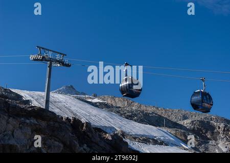 Station intermédiaire Tuxer-Ferner-Haus (2.2660m), chemin de fer du glacier Hintertux, piste de ski, télécabine bichable, bus du glacier, système de levage, gondole Banque D'Images