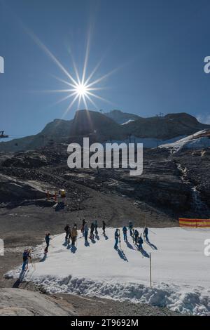 Station intermédiaire Tuxer-Ferner-Haus (2.2660m), chemin de fer du glacier Hintertux, piste de ski, skieur, télécabine à vélo, bus glacier, rétro-éclairage, ascenseur Banque D'Images