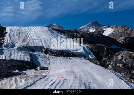 Station intermédiaire Tuxer-Ferner-Haus (2) (2660m), chemin de fer du glacier Hintertux, piste de ski, skieurs, crise climatique, Hintertux, Tuxertal, alpin Banque D'Images