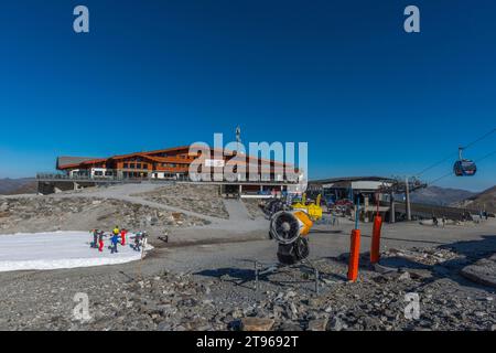 Station intermédiaire Tuxer-Ferner-Haus (2) (2660m), Hintertux Glacier Railway, télécabine à deux roues, bus glacier, piste de ski, skieur, canon à neige, ascenseur Banque D'Images