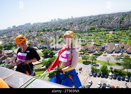 Anna Firth députée, députée conservatrice de la circonscription de Southend West, descendant en rappel l'hôpital Southend pour l'association caritative du NHS en tant que Wonder Woman Banque D'Images