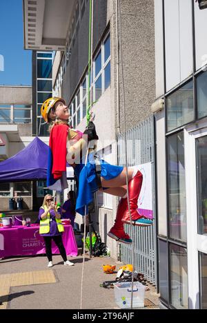 Anna Firth députée, députée conservatrice de la circonscription de Southend West, descendant en rappel l'hôpital Southend pour l'association caritative du NHS en tant que Wonder Woman Banque D'Images