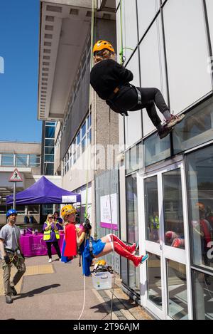 Anna Firth députée, députée conservatrice de la circonscription de Southend West, descendant en rappel l'hôpital Southend pour l'association caritative du NHS en tant que Wonder Woman Banque D'Images