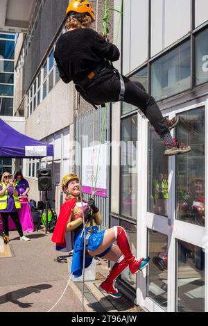 Anna Firth députée, députée conservatrice de la circonscription de Southend West, descendant en rappel l'hôpital Southend pour l'association caritative du NHS en tant que Wonder Woman Banque D'Images