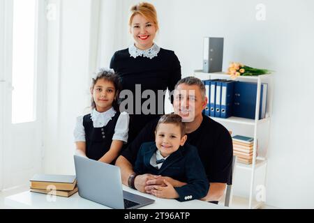 Photo de famille de maman avec papa et fils avec fille Banque D'Images