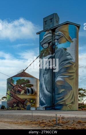 Roley Klinge Silo Art par Smug, Arkona, Victoria, Australie Banque D'Images