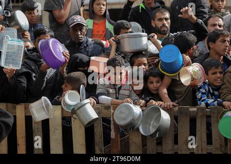 Jérusalem/Gaza. 23 novembre 2023. Les gens attendent des secours alimentaires dans la ville de Rafah, dans le sud de la bande de Gaza, le 19 novembre 2023. Crédit : Rizek Abdeljawad/Xinhua/Alamy Live News Banque D'Images