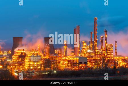 Vue du soir de la raffinerie de pétrole de Grangemouth exploitée par PetroIneos, une joint-venture entre PetroChina et Ineos. Écosse Royaume-Uni Banque D'Images