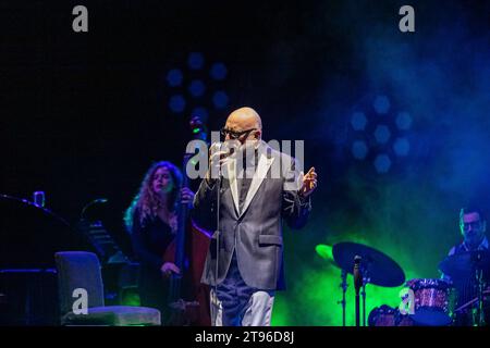 Concert de musique de chanteur italien - Mario Biondi - Live 2023 Mario Biondi Milan Teatro Lirico Giorgio Gaber Italie Copyright : xLucaxMicheli/TSCKx/xLiveMediax LPM 1137807 crédit : Imago/Alamy Live News Banque D'Images