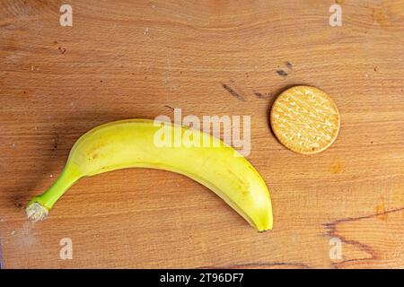 banane à côté des biscuits à la banane. faites des biscuits à la banane. Prendre soin d'une alimentation saine Banque D'Images