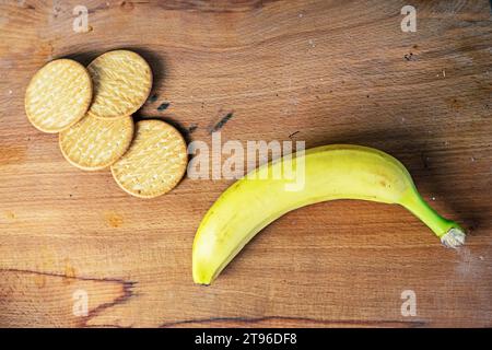 banane à côté des biscuits à la banane. faites des biscuits à la banane. Prendre soin d'une alimentation saine Banque D'Images