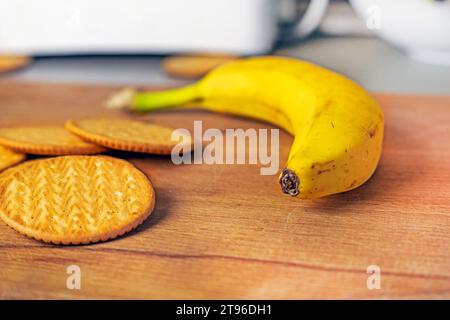 banane à côté des biscuits à la banane. faites des biscuits à la banane. Prendre soin d'une alimentation saine Banque D'Images