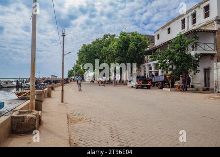 Vue panoramique de Kenyatta Road, la rue principale de Lamu avec les gens et les entreprises sur une journée bien remplie à Lamu Island, Kenya Banque D'Images