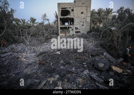 Gaza. 23 novembre 2023. Les gens inspectent les dommages causés par une frappe aérienne israélienne à Deir el-Balah, dans le centre de la bande de Gaza, le 23 novembre 2023. Le conseiller à la sécurité nationale d'Israël a annoncé mercredi soir que l'accord pour la libération des otages à Gaza en échange d'une trêve temporaire a été reporté à vendredi au plus tôt. Crédit : Xinhua/Alamy Live News Banque D'Images