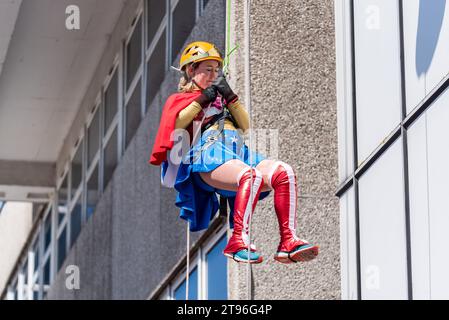 Anna Firth députée, députée conservatrice de la circonscription de Southend West, descendant en rappel la tour de l'hôpital Southend pour la charité du NHS en costume Banque D'Images