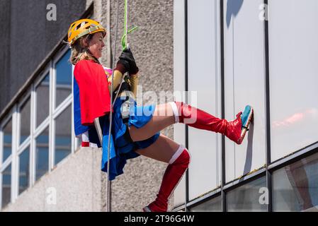 Anna Firth députée, députée conservatrice de la circonscription de Southend West, descendant en rappel la tour de l'hôpital Southend pour la charité du NHS en costume Banque D'Images