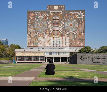 Mexico City University campus bibliothèque emblématique façade créée par l'artiste mexicain Juan O'Gorman avec quelqu'un assis dessus Banque D'Images