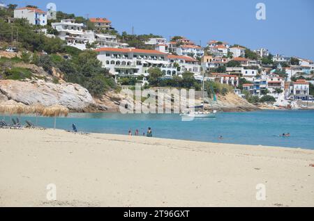 Grèce, Nord Égée, Ikaria Island village Armenistis et la plage Banque D'Images