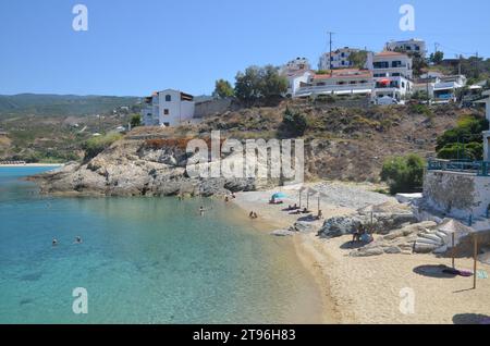 Grèce, Nord Égée, Ikaria Island village Armenistis et la plage Banque D'Images